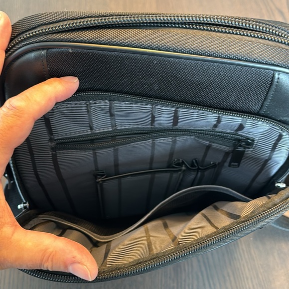 Kenneth Cole Reaction Cross Body Travel Bag - Picture 5 of 8